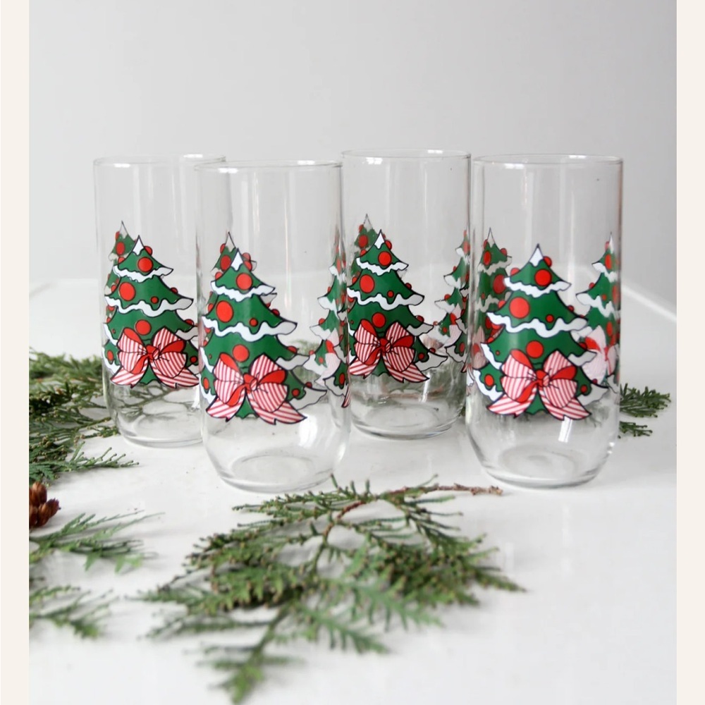 Vintage Christmas Drinking Glasses Excellent Condition - Picture 2 of 4